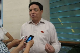 Đại biểu Quốc hội Phan Văn Quý đang trả lời báo chí (Ảnh: Đức Duy/Vietnam+)