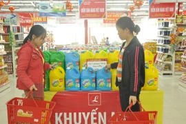 Người tiêu dùng nông thôn rất quan tâm đến việc mua sắm hàng Việt (Ảnh: Đức Duy/Vietnam+)