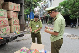 Hàng nghìn đồ chơi trẻ em nhập lậu bị Quản lý thị trường Hà Nội thu giữ (Ảnh: Đức Duy/Vietnam+)