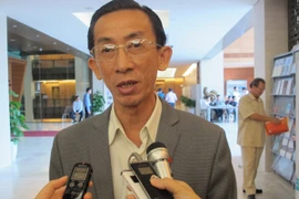 Đại biểu Quốc hội Trần Hoàng Ngân đang trả lời báo chí (Ảnh: Đức Duy/Vietnam+)