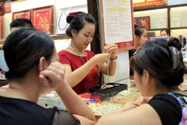 Giá vàng thế giới tăng mạnh thu hẹp chênh lệch với trong nước 