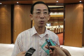 Đại biểu Quốc hội Trần Hoàng Ngân đang trả lời báo chí (Ảnh: Đức Duy/Vietnam+)