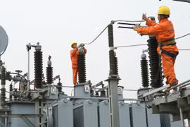 Nhân viên EVN bảo dưỡng các thiết bị điện. (Ảnh: PV/Vietnam+)
