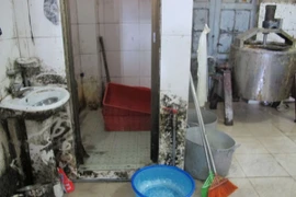 Các nồi nấu đường và nơi vệ sinh các công cụ sản xuất đều cáu bẩn, nhếch nhác (Ảnh: Đức Duy/Vietnam+)