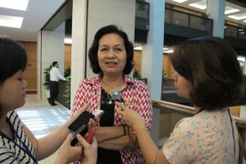 Đại biểu Quốc hội Nguyễn Thị Khá, đoàn Trà Vinh đang trả lời báo chí (Ảnh: Vietnam+)