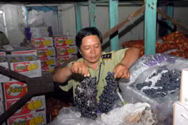 Thị trường Tết ở Hà Nội: Hàng hết hạn nhiều, thực phẩm bẩn tràn lan