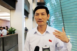 Đại biểu Đỗ Văn Vẻ đang trao đổi với báo chí (Ảnh: Đức Duy/Vietnam+)