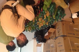 Lực lượng công an và quản lý thị trường Hà Nội đang kiểm tra số rượu ngoại tạm giữ (Ảnh: Đức Duy/Vietnam+)