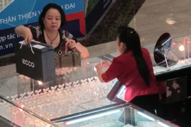 Giá vàng thế giới giảm mạnh nhưng trong nước lại đi ngang 