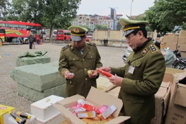 Hà Nội: "Tấn công" hàng nhái bản quyền ở các tuyến phố chuyên doanh