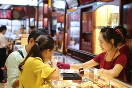 Khách hàng đang giao dịch vàng miếng (Ảnh: PV/Vietnam+)