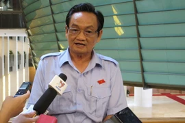 Đại biểu Quốc hội Trần Du Lịch trả lời báo chí. (Ảnh: Đức Duy/Vietnam+)