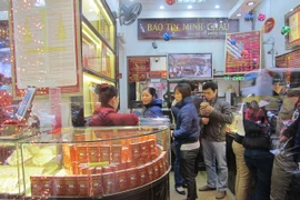Khách hàng đang giao dịch vàng miếng (Ảnh: Đức Duy/Vietnam+)