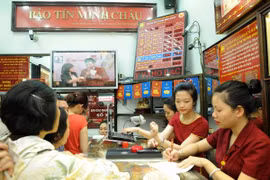 Giá vàng SJC giảm nhẹ, chênh lệch với thế giới ở mức 2,7 triệu đồng