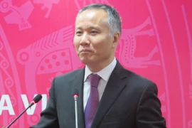 Thứ trưởng Bộ Công Thương Trần Quốc Khánh đang phổ biến về các hiệp định thương mại tự do mà Việt Nam vừa ký kết (Ảnh: Đức Duy/Vietnam+)