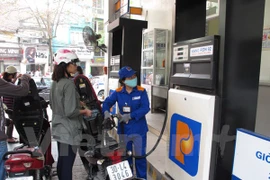 Giá xăng Ron 92 và xăng E5 tiếp tục giảm thêm 310 đồng mỗi lít