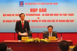 Đại diện PVN họp báo Hội nghị và Triển lãm "Petrovietnam-40 năm hội nhập và phát triển" (Ảnh: Đức Duy/Vietnam+)