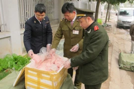 Lực lượng liên ngành thành phố Hà Nội bắt giữ thực phẩm bẩn đang đưa vào nội đô tiêu thụ (Ảnh: Đức Duy/Vietnam+)