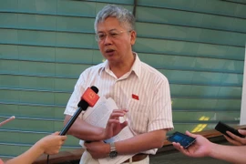 Đại biểu Quốc hội Nguyễn Đức Kiên đang trao đổi với báo chí (Ảnh: Đức Duy/Vietnam+)