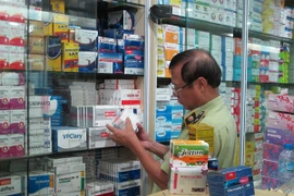 Từng chi tiết nhỏ như nguồn gốc, xuất xứ và giá niêm yết cũng được kiểm tra kỹ (Ảnh: Đức Duy/Vietnam+)