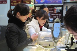 Giá vàng SJC tăng nhẹ, chênh lệch với thế giới lại nới rộng 