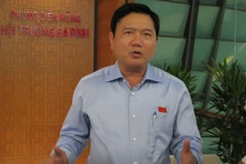 Bộ trưởng Bộ Giao Thông Vận tải Đinh La Thăng đang trao đổi với báo chí (Ảnh: Đức Duy/Vietnam+)