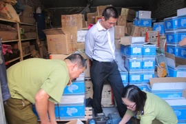 Lực lượng liên ngành Chống buôn lậu và gian lận thương mại Hà Nội (Ban 389 Hà Nội) đang kiểm tra máy bơm nước giả (Ảnh: Đức Duy/Vietnam+)