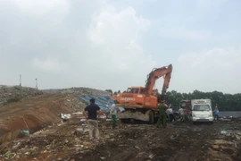 Lực lượng liên ngành đang tiêu hủy 1 tấn hàng giả, hàng vi phạm sở hữu công nghiệp (Ảnh: Đức Duy/Vietnam+)