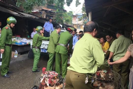 Lực lượng liên ngành 389 quận Hai Bà Trưng đang tiến hành tịch thu gia cầm không rõ nguồn gốc (Ảnh: Đức Duy/Vietnam+)
