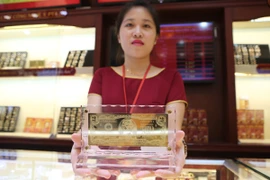 Khách hàng đang giao dịch vàng miếng (Ảnh: PV/Vietnam+)