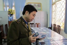 Đội Quản lý thị trường số 12 phối hợp với Công an quận Thanh Xuân bắt 440 cây thuốc lá điếu nhập lậu (Ảnh: Đức Duy/Vietnam+)