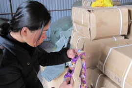 Ô mai và kẹo do nước ngoài sản xuất không rõ chất lượng vừa bị lực lượng liên ngành thu giữ (Ảnh: Đức Duy/Vietnam+)