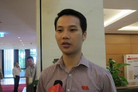 Đại biểu Nguyễn Xuân Thủy (đoàn Phú Thọ) đang trao đổi với báo chí (Ảnh: Đức Duy/Vietnam+)