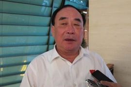 Đại biểu Quốc hội Tràn Ngọc Vinh, đoàn Hải Phòng đang trả lời báo chí (Ảnh: Đức Duy/Vietnam+)