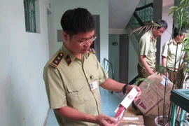 Đang lấy mẫu giám định chất lượng mỹ phẩm của Công ty Xuân Thủy 