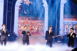 Bốn giọng nam với màn kết hợp đầu tiên vô cùng đặc sắc trên sân khấu 'Mùa Thu vàng.' (Ảnh: Ban tổ chức) 