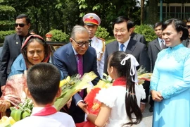 Thiếu nhi Thủ đô Hà Nội tặng hoa chào mừng Tổng thống Md. Abdul Hamid và Phu nhân. (Ảnh: Nguyễn Khang/TTXVN)