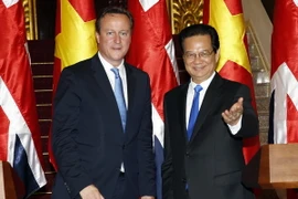 Thủ tướng Nguyễn Tấn Dũng và Thủ tướng Anh David Cameron. (Ảnh: Đức Tám/TTXVN)