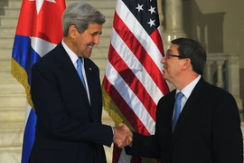 Ngoại trưởng Cuba Bruno Rodriguez (phải)và Ngoại trưởng Mỹ John Kerry. (Nguồn: AFP/TTXVN)