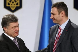 Tổng thống Ukraine Petro Poroshenko và Thị trưởng Kiev Vitaly Klitschko. (Nguồn: AFP)