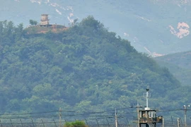 Tiền đồn quân sự Hàn Quốc (phía dưới) và Triều Tiên (phía trên) được nhìn từ thành phố biên giới Paju. (Nguồn: AFP/TTXVN)