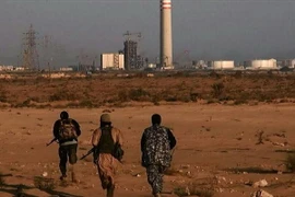 Phiến quân IS tại thành phố Sirte sau khi chiếm nhà máy điện của thành phố. (Nguồn: AFP/TTXVN)