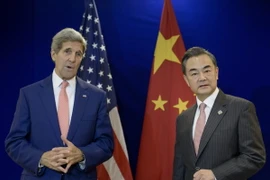 Ngoại trưởng Mỹ John Kerry (trái) và người đồng cấp Trung Quốc Vương Nghị. (Nguồn: AFP/TTXVN)