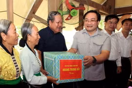 Phó Thủ tướng Hoàng Trung Hải đi kiểm tra, tặng quà một hộ dân tái định cư phường Na Lay, thị xã Mường Lay. (Ảnh: Ngọc Hà/TTXVN)