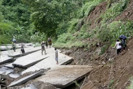 Một tuyến đường bị sạt lở sau trận lở đất do mưa lớn ảnh hưởng của bão Goni tại thị trấn Lidlidda, tỉnh Ilocos sur, miền Bắc Philippines. (Nguồn: AFP/TTXVN)