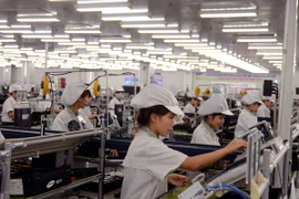 Sản xuất điện thoại di động tại Công ty Điện tử Samsung Việt Nam Thái Nguyên, doanh nghiệp 100% vốn đầu tư của Hàn Quốc. (Ảnh: Danh Lam/TTXVN)