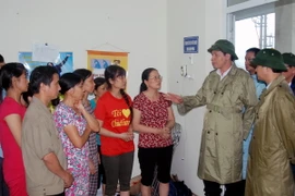 Chủ tịch tỉnh Nguyễn Đức Long thăm hỏi động viên và thông báo về khu tái định cứ mới cho 94 hộ dân. (Ảnh: Nguyễn Hoàng/Vietnam+)