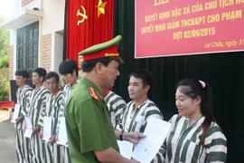 Lãnh đạo Công an tỉnh Lai Châu trao quyết định đặc xá cho các phạm nhân. (Ảnh: Nguyễn Duy/TTXVN)