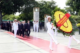 Lãnh đạo Đảng, Nhà nước đặt vòng hoa tại Đài tưởng niệm các Anh hùng Liệt sỹ. (Ảnh: Phạm Kiên/TTXVN)