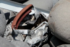 Mảnh vỡ kim loại được tìm thấy trên đảo Reunion ngày 2/8. (Nguồn: AFP/TTXVN)